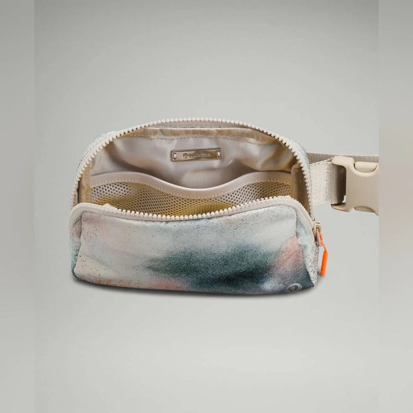 🆕🩶 Lululemon Everywhere Belt Bag - Spray Camo Silver Blue Multi Dove Grey - Picture 8 of 8